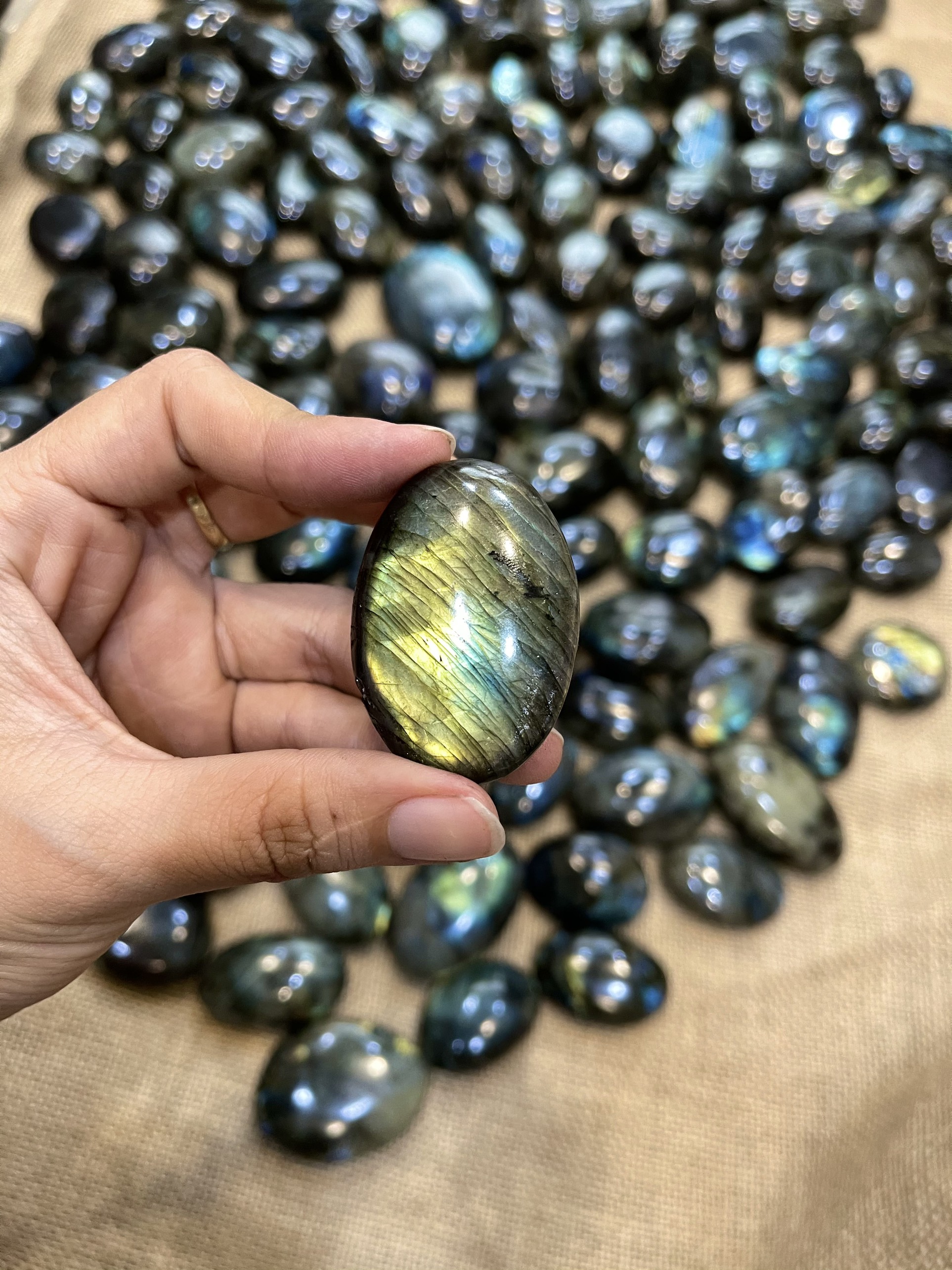 PALM LABRADORITE - đá xà cừ hình viên