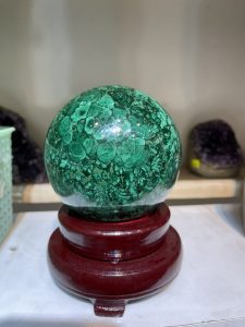 Đá lông công - Đá MALACHITE - Quả cầu đá lông công - 2.115kg - Dk : 10.3cm (MS : MLC05)