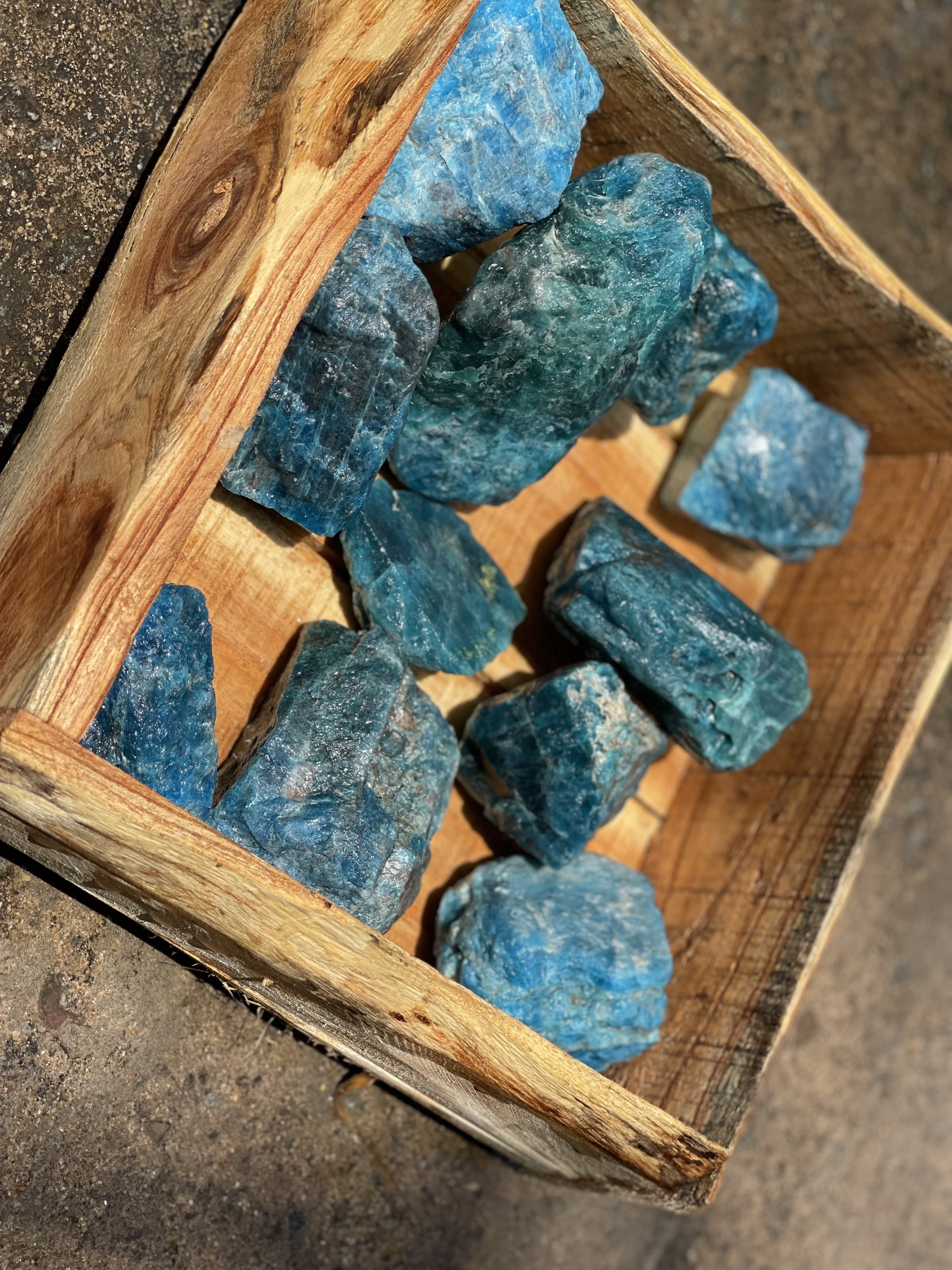 ĐÁ THÔ BLUE APATITE 