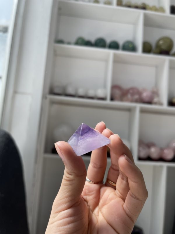 Kim tự tháp Fluorite tím mini - Purple Fluorite Pyramid - size 3 cm