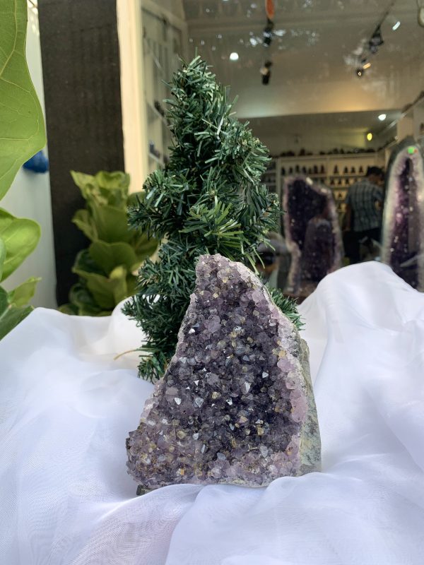 HỐC THẠCH ANH TÍM NHỎ – SMALL AMETHYST (TV372), KL: 0.956 KG, KT: 13 x 11 CM 