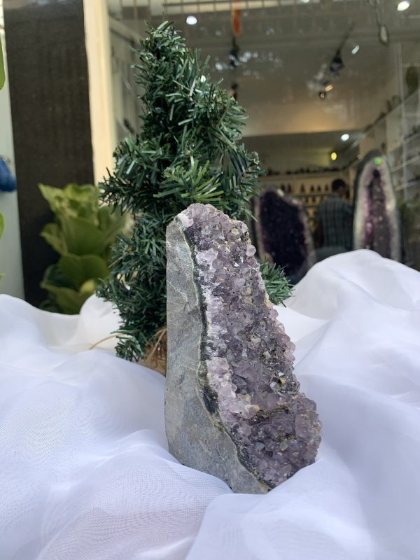 HỐC THẠCH ANH TÍM NHỎ – SMALL AMETHYST (TV372), KL: 0.956 KG, KT: 13 x 11 CM 