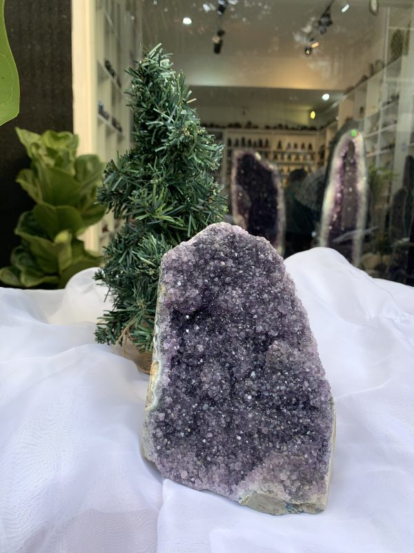 HỐC THẠCH ANH TÍM NHỎ – SMALL AMETHYST (TV321), KL: 1.674 KG, KT: 15 x 12 CM 