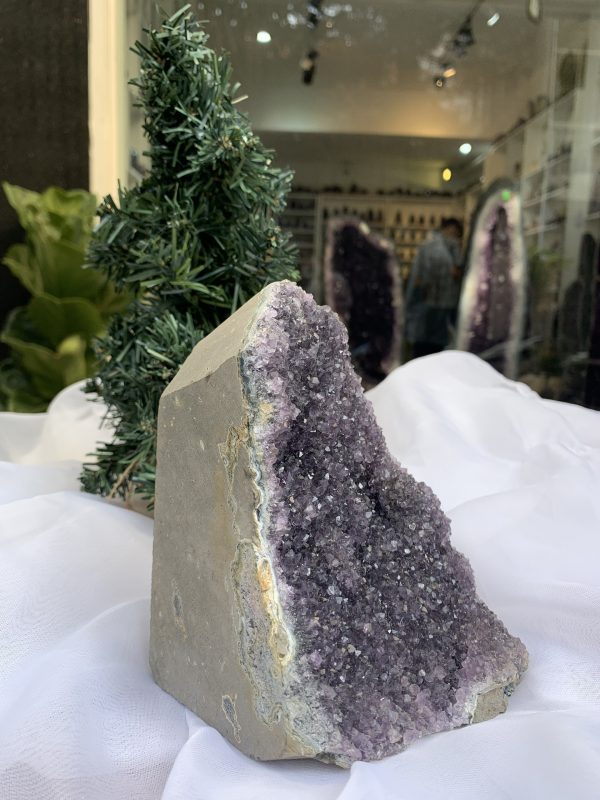 HỐC THẠCH ANH TÍM NHỎ – SMALL AMETHYST (TV321), KL: 1.674 KG, KT: 15 x 12 CM 