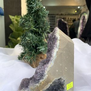 HỐC THẠCH ANH TÍM NHỎ – SMALL AMETHYST (TV321), KL: 1.674 KG, KT: 15 x 12 CM 