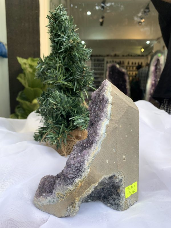 HỐC THẠCH ANH TÍM NHỎ – SMALL AMETHYST (TV321), KL: 1.674 KG, KT: 15 x 12 CM 