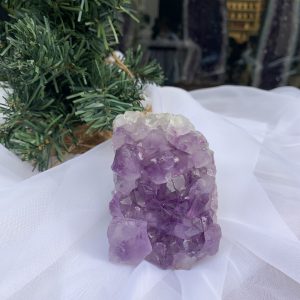 HỐC THẠCH ANH TÍM NHỎ – SMALL AMETHYST (TV323), KL: 0.554 KG, KT: 8 x 6 CM 