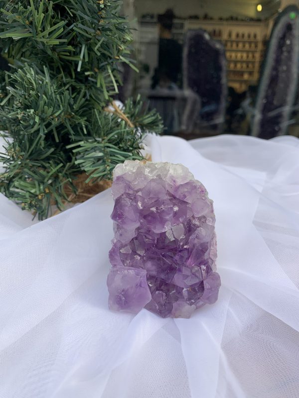 HỐC THẠCH ANH TÍM NHỎ – SMALL AMETHYST (TV323), KL: 0.554 KG, KT: 8 x 6 CM 