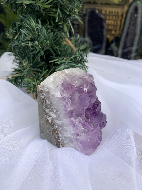 HỐC THẠCH ANH TÍM NHỎ – SMALL AMETHYST (TV323), KL: 0.554 KG, KT: 8 x 6 CM 