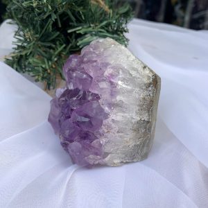 HỐC THẠCH ANH TÍM NHỎ – SMALL AMETHYST (TV323), KL: 0.554 KG, KT: 8 x 6 CM 