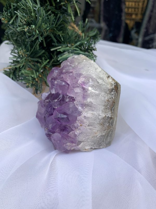 HỐC THẠCH ANH TÍM NHỎ – SMALL AMETHYST (TV323), KL: 0.554 KG, KT: 8 x 6 CM 