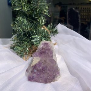 HỐC THẠCH ANH TÍM NHỎ – SMALL AMETHYST (TV381), KL: 0.388KG, KT: 7.6 x 7.3 CM