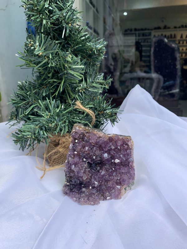 HỐC THẠCH ANH TÍM NHỎ – SMALL AMETHYST (TV347), KL: 0.326 KG, KT: 8 x 8 CM 