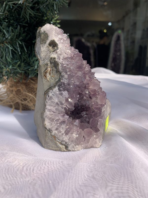 HỐC THẠCH ANH TÍM NHỎ – SMALL AMETHYST GEODE (TV253), KL: 0.376KG, KT: 8x10 CM