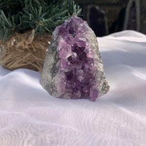 HỐC THẠCH ANH TÍM NHỎ – SMALL AMETHYST (TV329), KL: 0.4 KG, KT: 8 x 5 CM