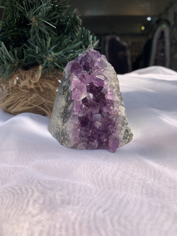 HỐC THẠCH ANH TÍM NHỎ – SMALL AMETHYST (TV329), KL: 0.4 KG, KT: 8 x 5 CM