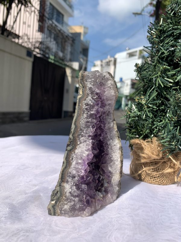 HỐC THẠCH ANH TÍM NHỎ – SMALL AMETHYST GEODE (TV406), KL: 0.606KG, KT: 14,2x8,3 CM