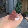 KIM TỰ THÁP ĐÁ THẠCH ANH DÂU ĐỎ – Strawberry Quartz (KTT26) KT: 4,1*5 CM – KL: 0,12 KG 