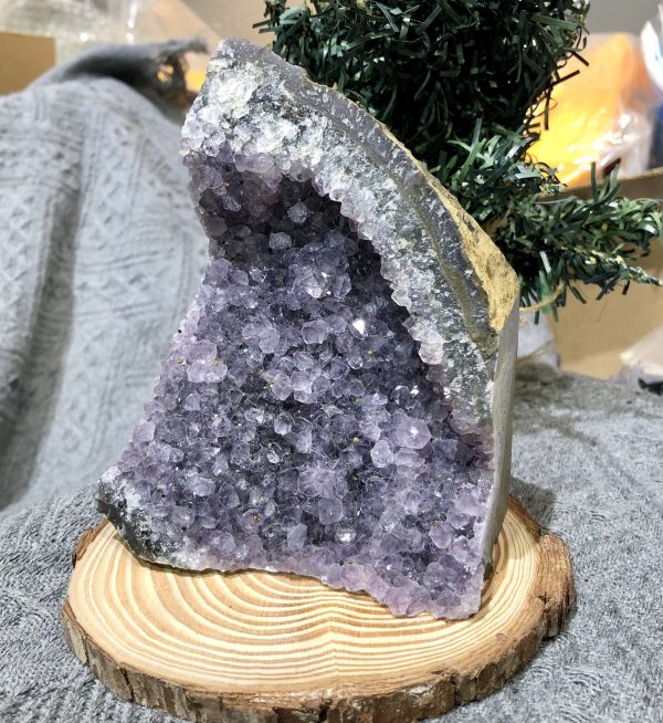 HỐC THẠCH ANH TÍM NHỎ – SMALL AMETHYST (TV405), KL: 0,747KG, KT: 11,3*8,5 CM