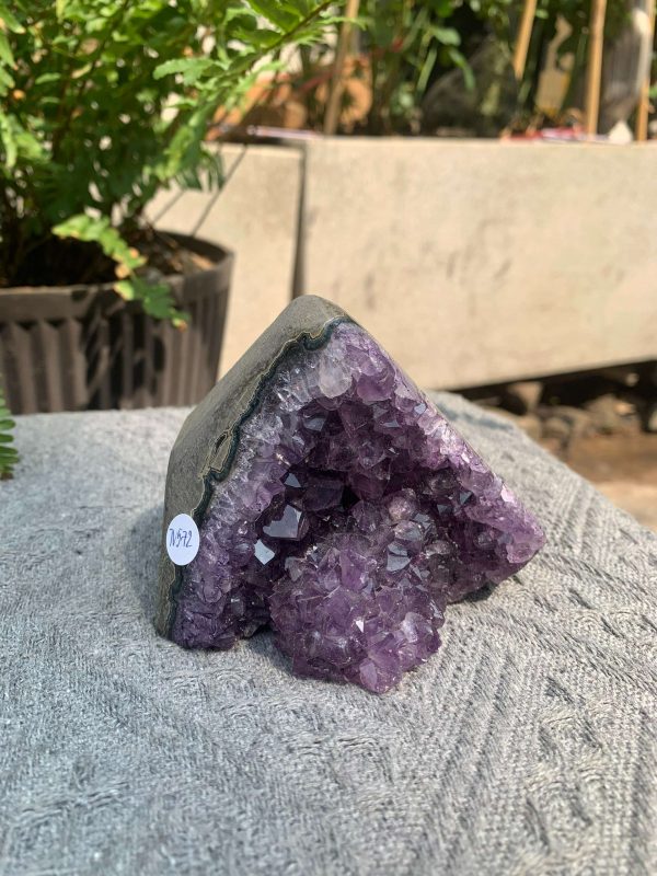 HỐC THẠCH ANH TÍM NHỎ – SMALL AMETHYST GEODE (TV572), KL: 0,528KG, KT: 7,5*9CM