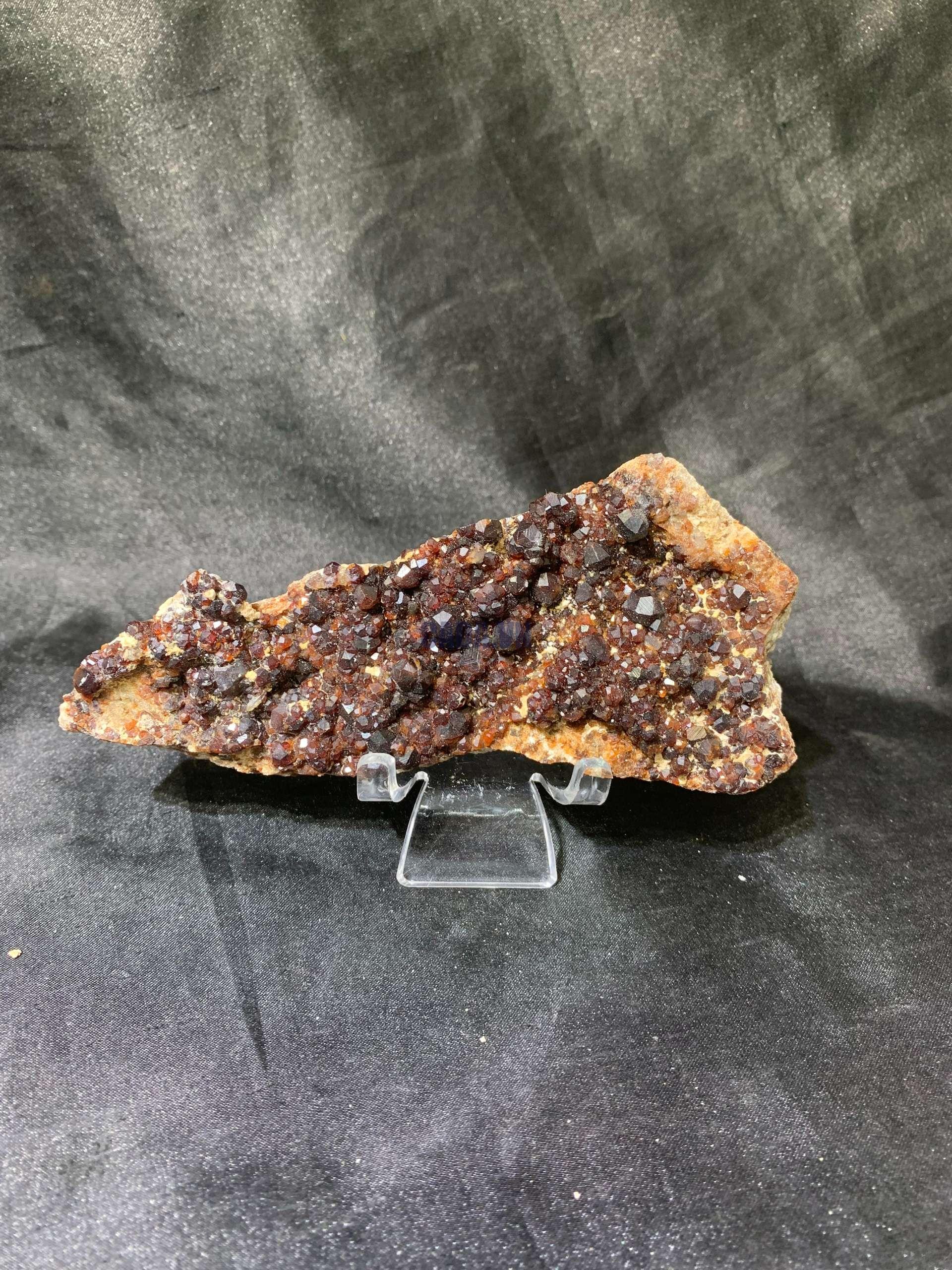 GARNET SPECIMEN – TINH THỂ SƯU TẦM, KL: 0,213kg – KT: 13x5,5cm | CADA DECOR