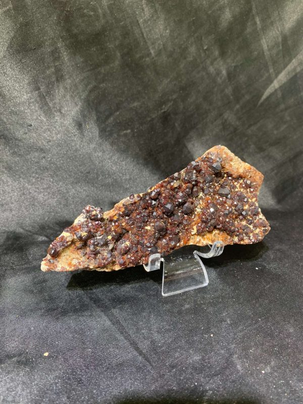 GARNET SPECIMEN – TINH THỂ SƯU TẦM, KL: 0,213kg – KT: 13x5,5cm | CADA DECOR