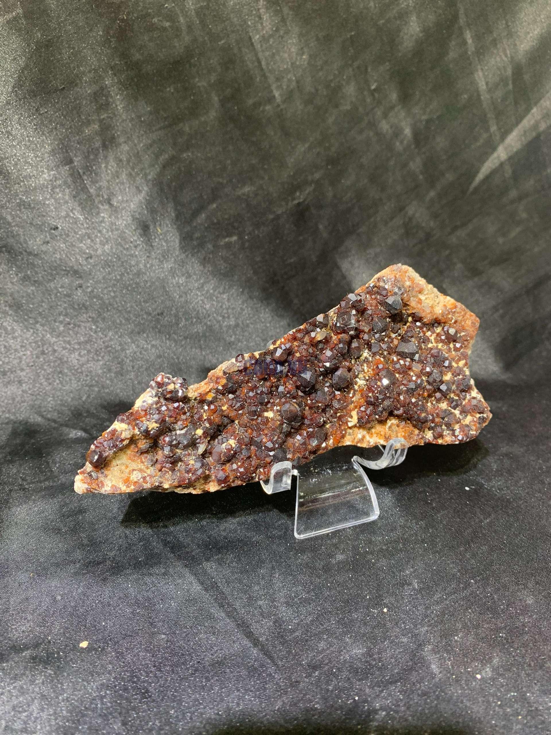 GARNET SPECIMEN – TINH THỂ SƯU TẦM, KL: 0,213kg – KT: 13x5,5cm | CADA DECOR